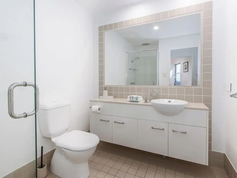 Stunning She Oak Lane 2 BR Apartment