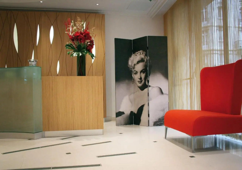 Westside Arc de Triomphe Hotel