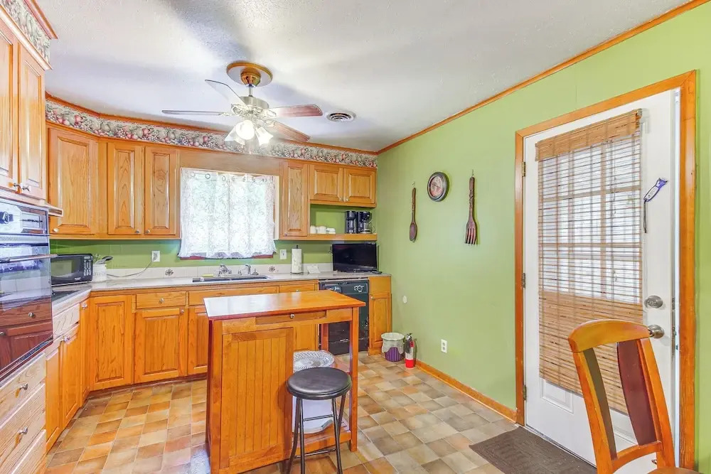 Inviting Vicksburg Home w/ Patio + Charcoal Grill!