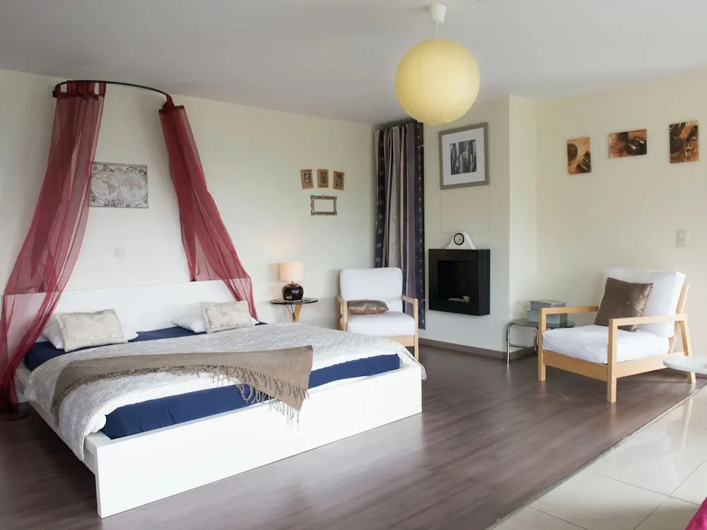 Luxury Villa in Stavelot with Hot Tub