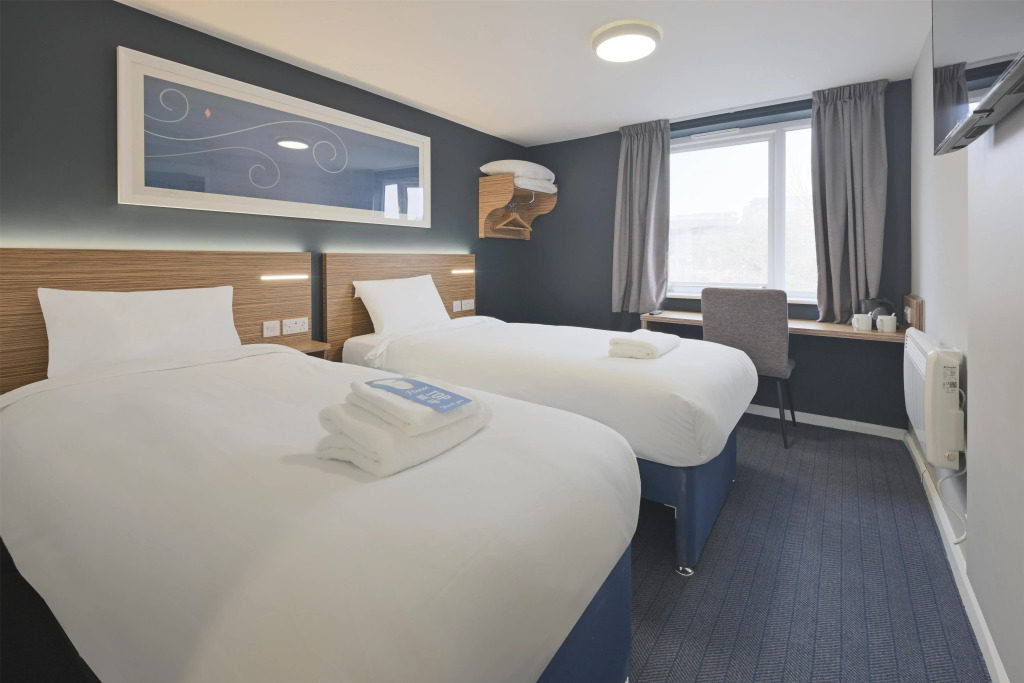Отель Travelodge Liverpool Central Queens Dock and Arena