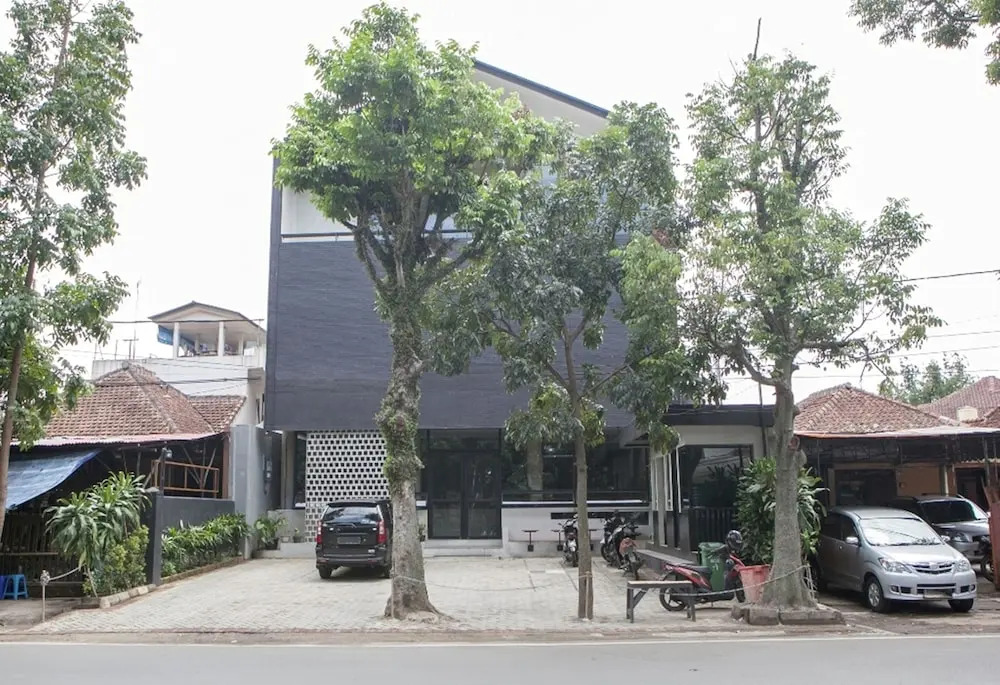 RedDoorz Plus near Asia Afrika 2