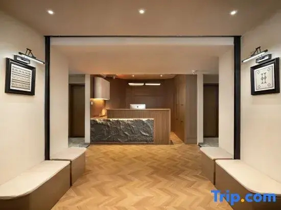 Weilan Creative Hotel (Chengdu MixC Niushikou Subway Station Store)