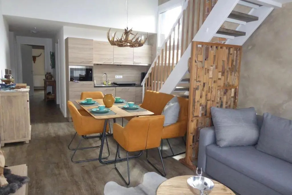 VIP Deluxe 107qm auf zwei Etagen 1 Dopplezimmer EG 1 Doppelzimmer auf der Galerie sowie 2 Badezimmer und komplette Küche mit Mikrowelle und Backofen Ideal für 1 bis 6 Gäste Direkter Blick auf Garten und Bergblick Alles nur nicht 0815