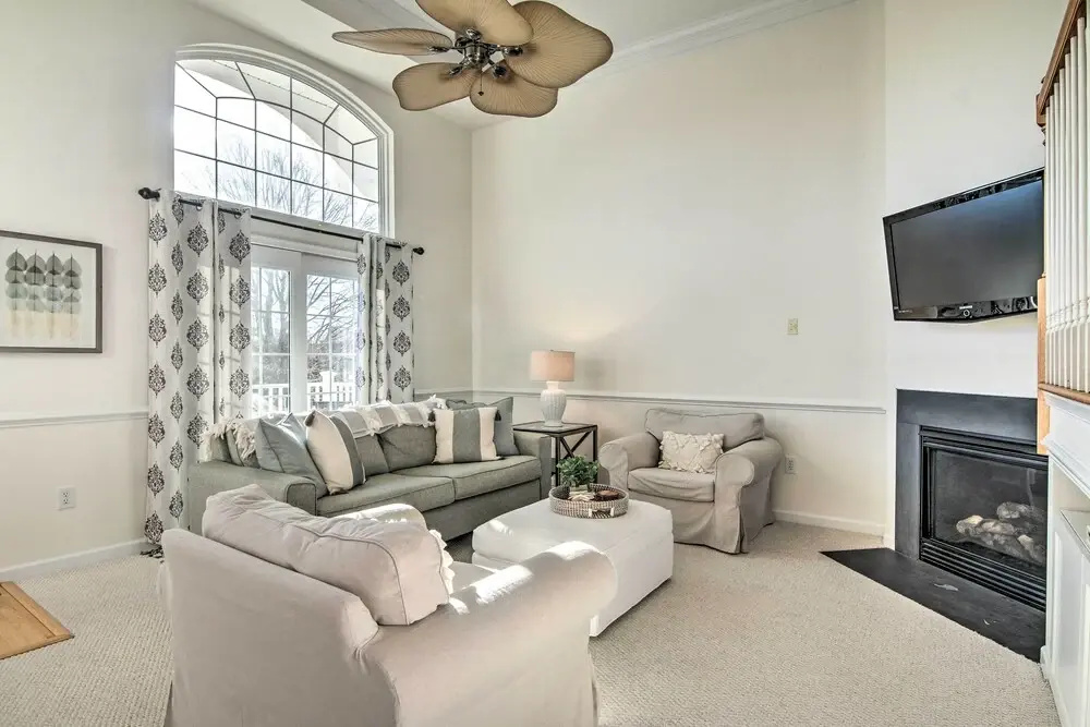 2 Mi to Bethany Beach: Condo w/ Deck & Pool Access