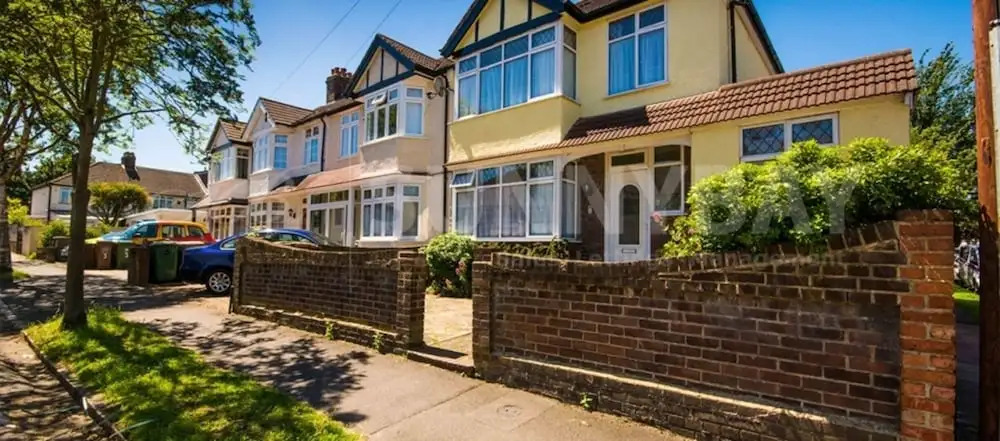 Beautiful 4-bed House in Sutton