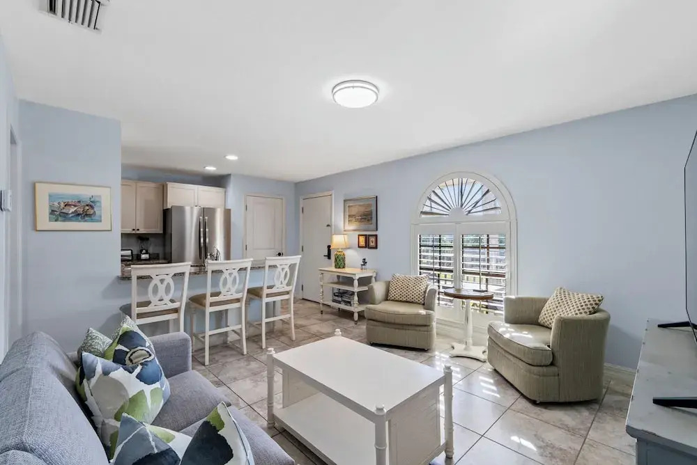 Le Monaco - Romantic 1 BR Condo Steps from 5th Ave S. Chic Coastal Retreat with King Bed and Beach Access. Perfect Location for Couples Near Dining, Shopping, and Naples Beach