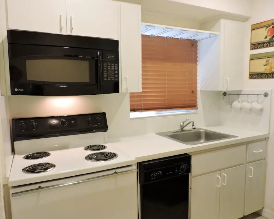 Oceanfront 1/1 for 4, Pool & Beach