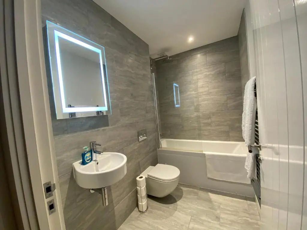 Central, modern and peaceful, lovely Cathedral views, two-bed apartment with 40" smart TV & free onsite parking