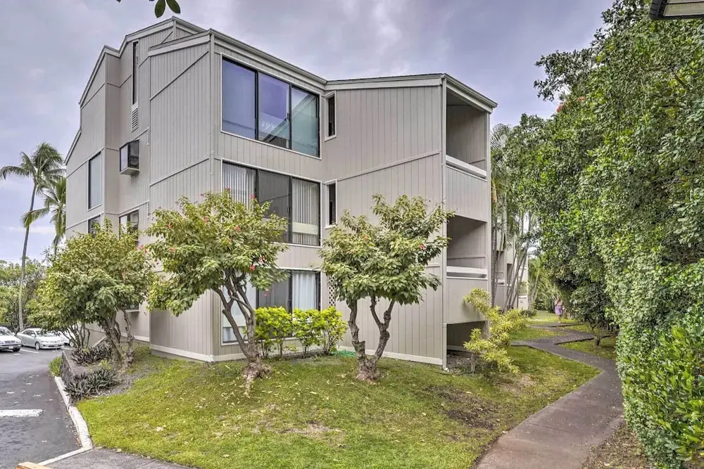 Downtown Kailua-kona Condo w/ Pool & Views