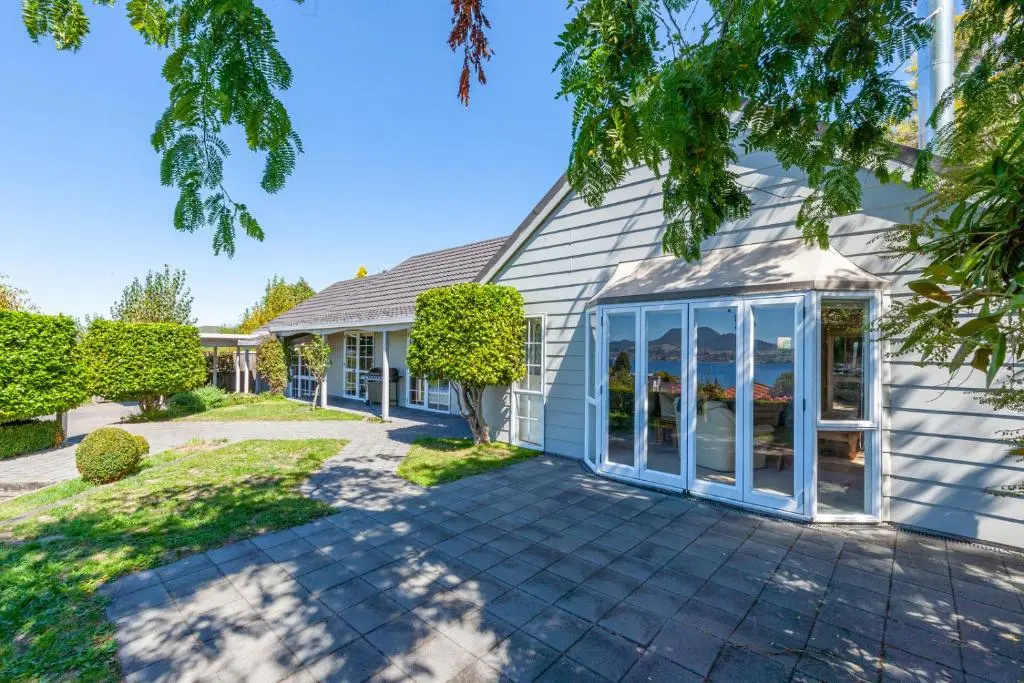Krissell Castle - Acacia Bay Holiday Home