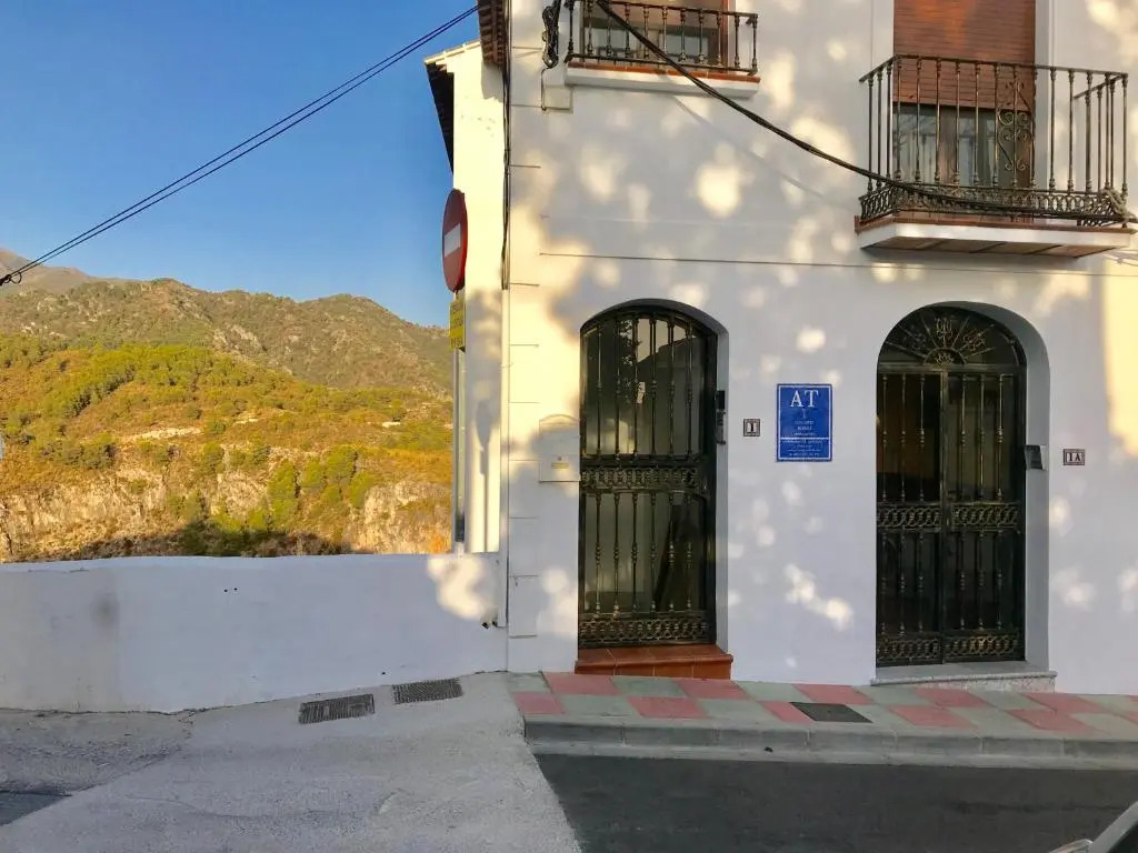 Apartamentos Axarquia 1, terraza privada con vistas a la montaña rio y al mar