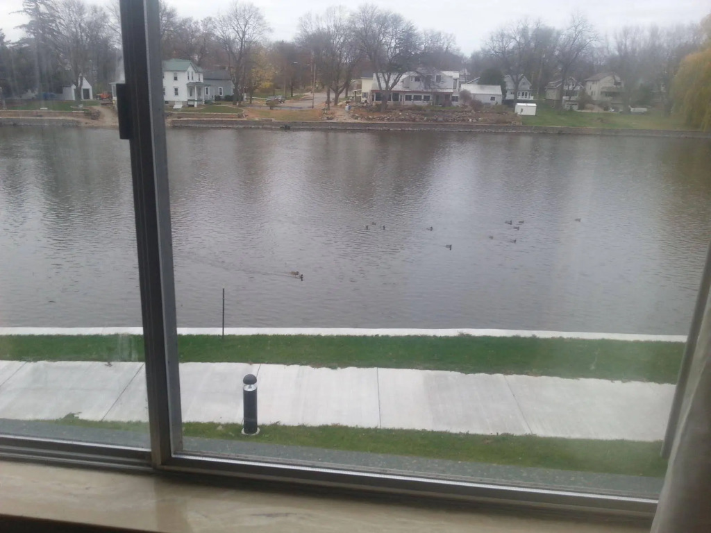 Riverwalk Inn & Suites