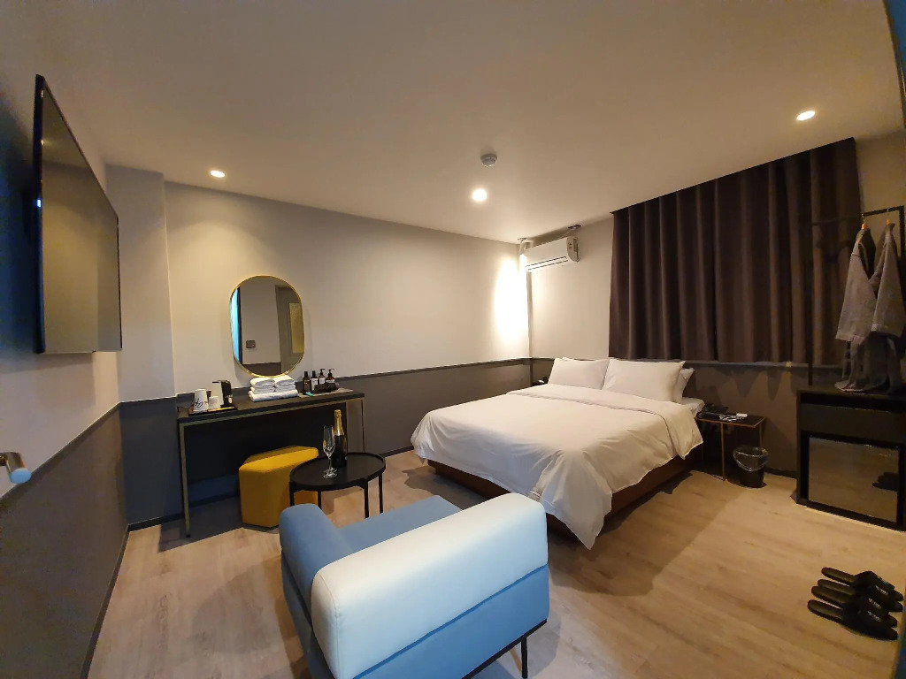 Brown-Dot Hotel