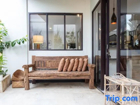 2BR DELUXE STUDIO+private pool in 75 from surfspot