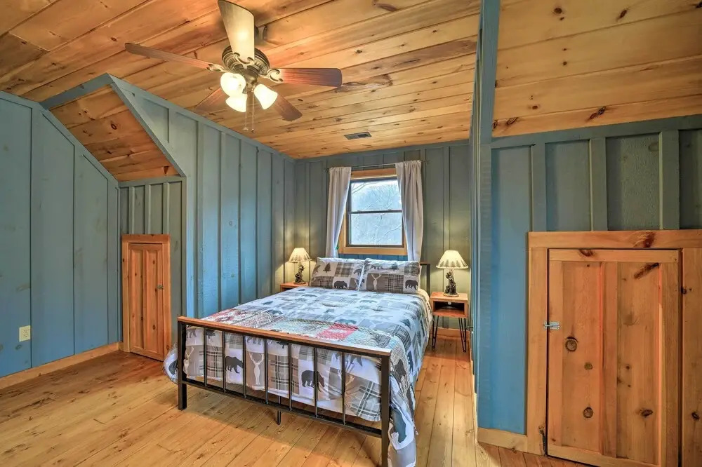 Decks & Mountain Views: Waynesville Getaway!