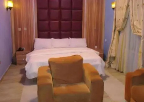 11:45 Hotel & Suites