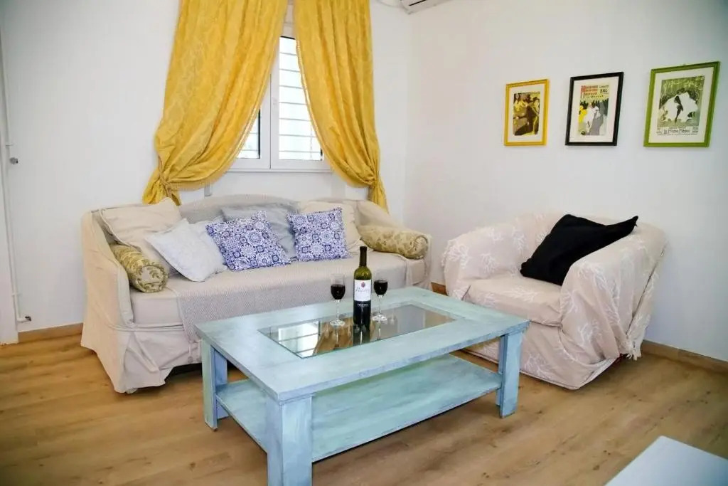 Aroura Homes Garden House 2BR 2BA Free Parking