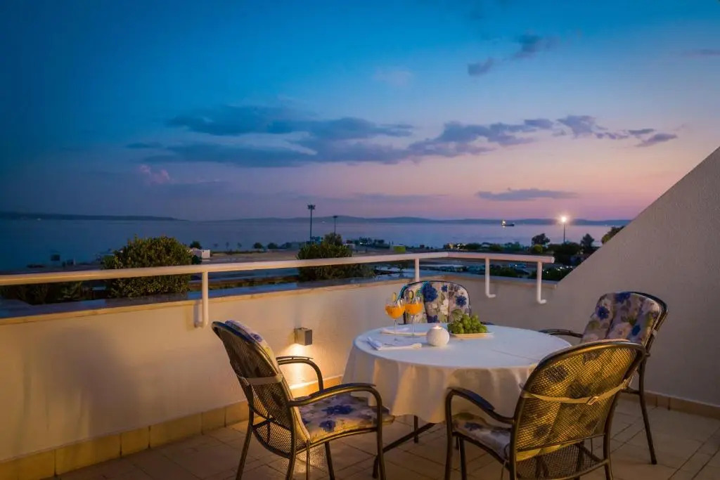 Seaside Apartment Gold 1row