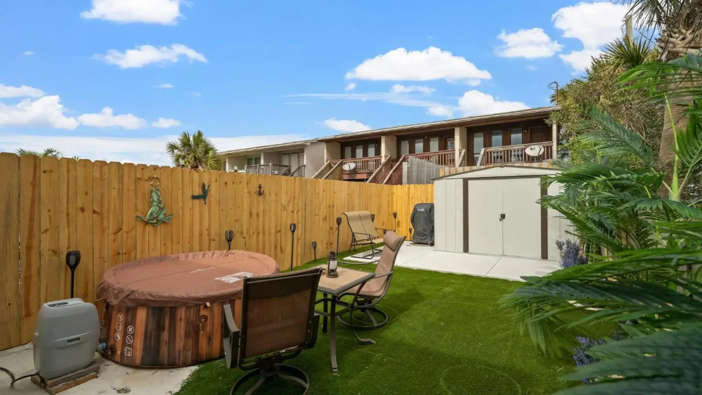 D's Beach Retreat - 2 bedroom townhome in front of Schooners with gulf views & private hot tub!