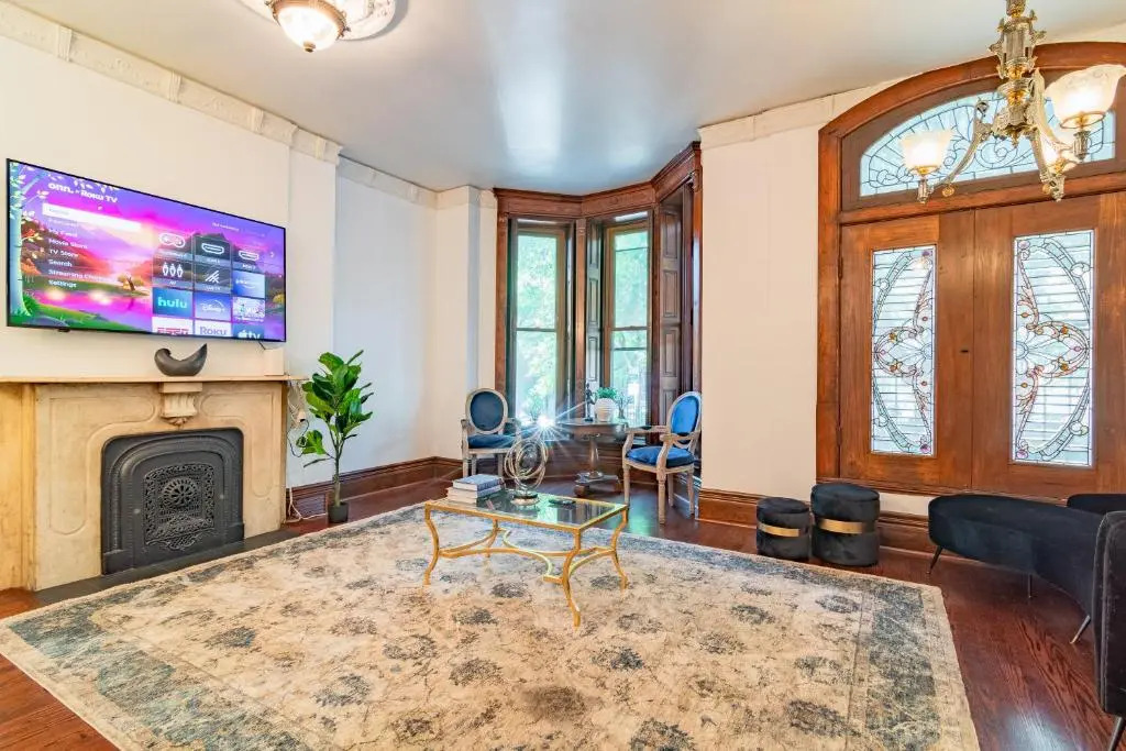 Luxurious classic Gold coast villa for 12 guests
