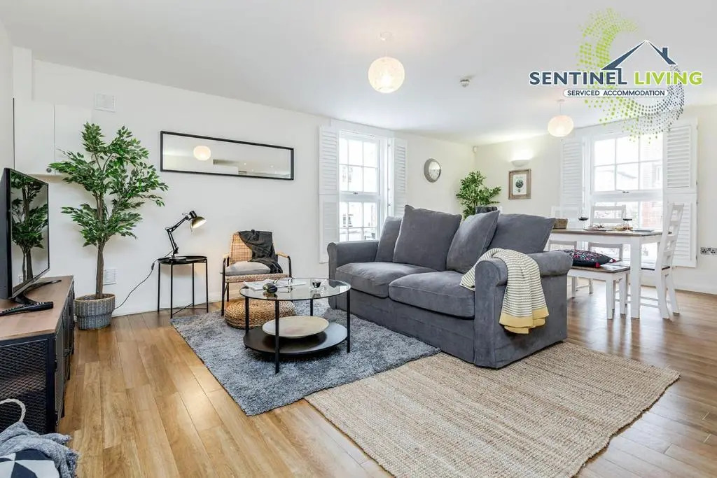 Sentinel Living Serviced Accommodation, Windsor, 2 Bedroom Apartment with Free Parking and WiFi