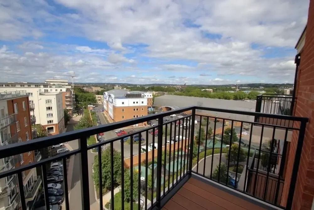 LUXURY Apartment Next to London RAF Museum