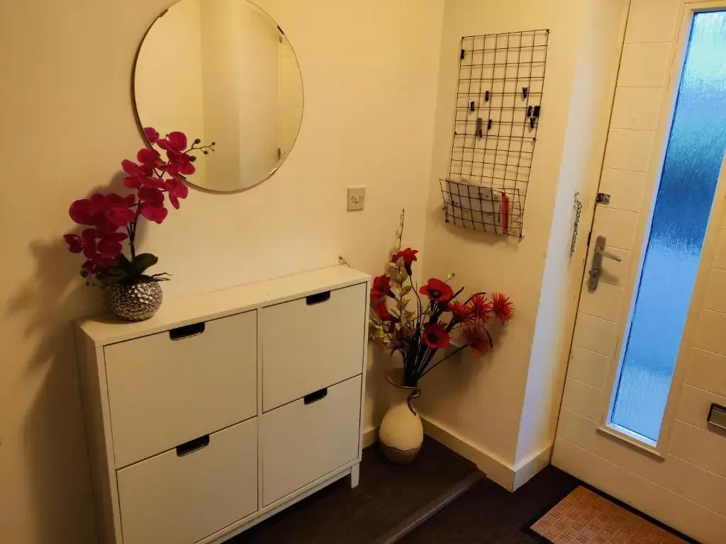 Cheerful house, private room and private shower/ toilet. comfortable king size mattress