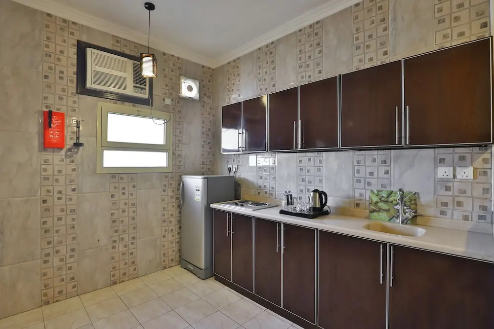 OYO 208 Roshan Hotel Suites Hera