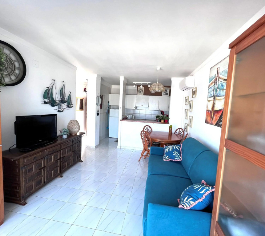 Bonito apartamento con vistas al mar y piscina