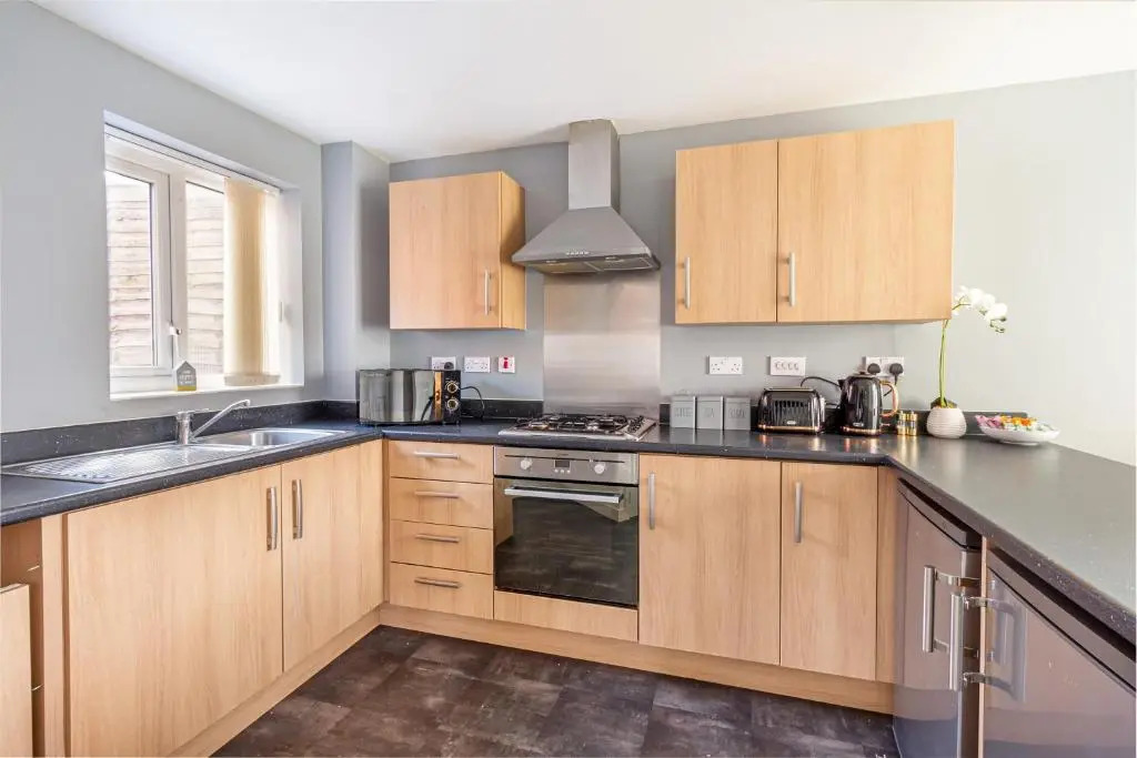 Liberty House - Perfect for Contractors - 2 Off-Road Parking Spaces