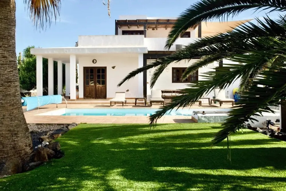 Studio With Pool, Garden and Open Roof Bathroom