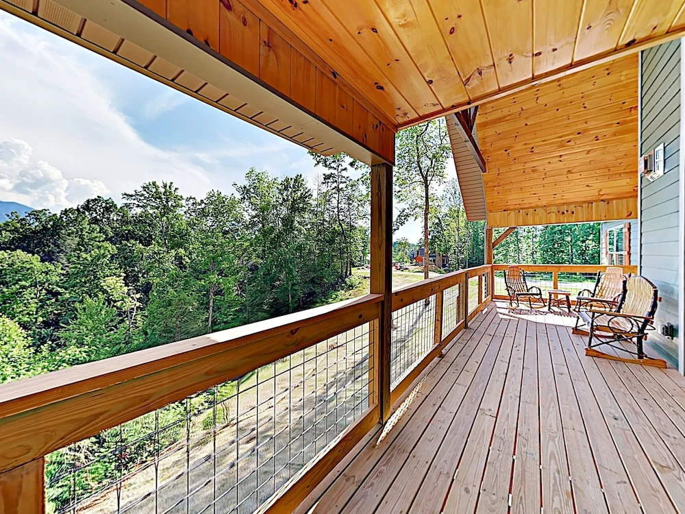 New Listing! Gorgeous W/ Mountain Views 3 Bedroom Cabin