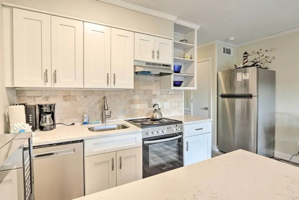 Resort Condo: Pools, Gym, Bar & Beach Access!