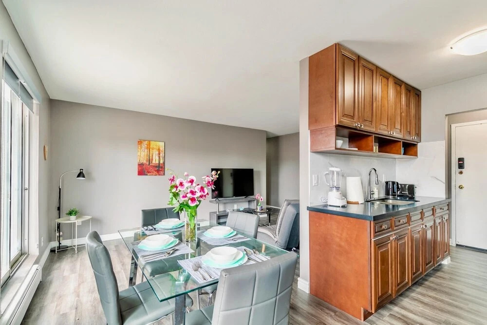 Spacious 2BR Apt With King bed Near DT Hamilton