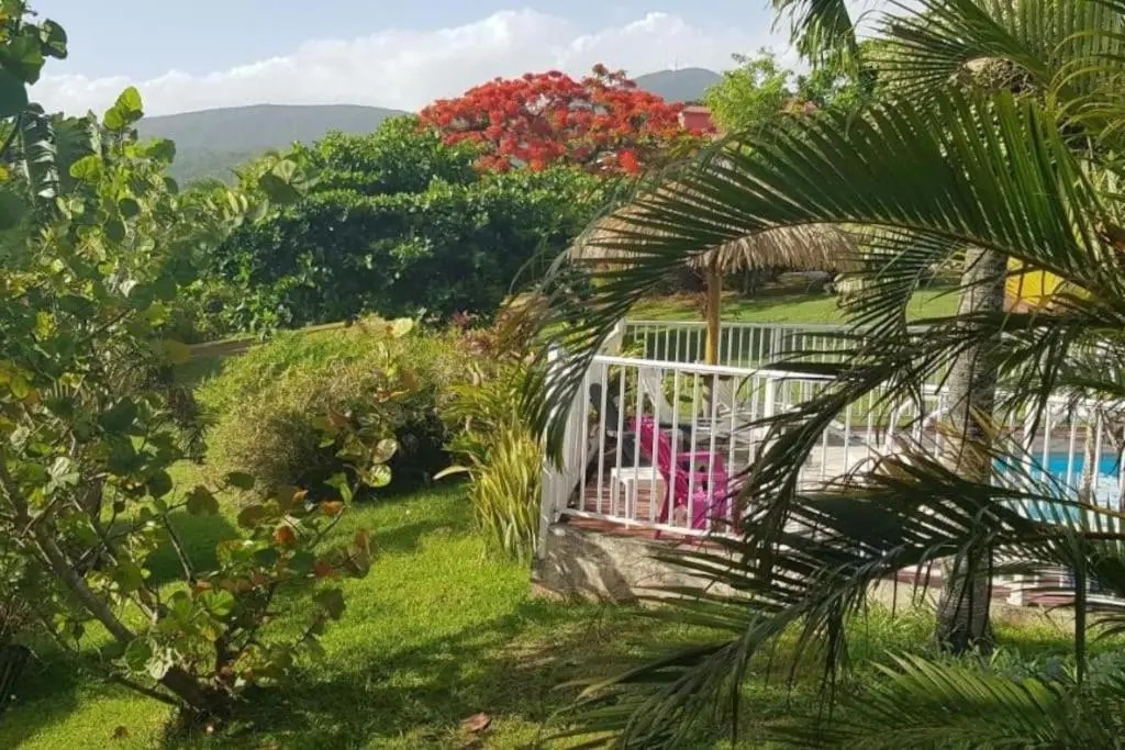 TI SOLEY Bungalow tropical avec piscine, terrasse, clim à Bouillante