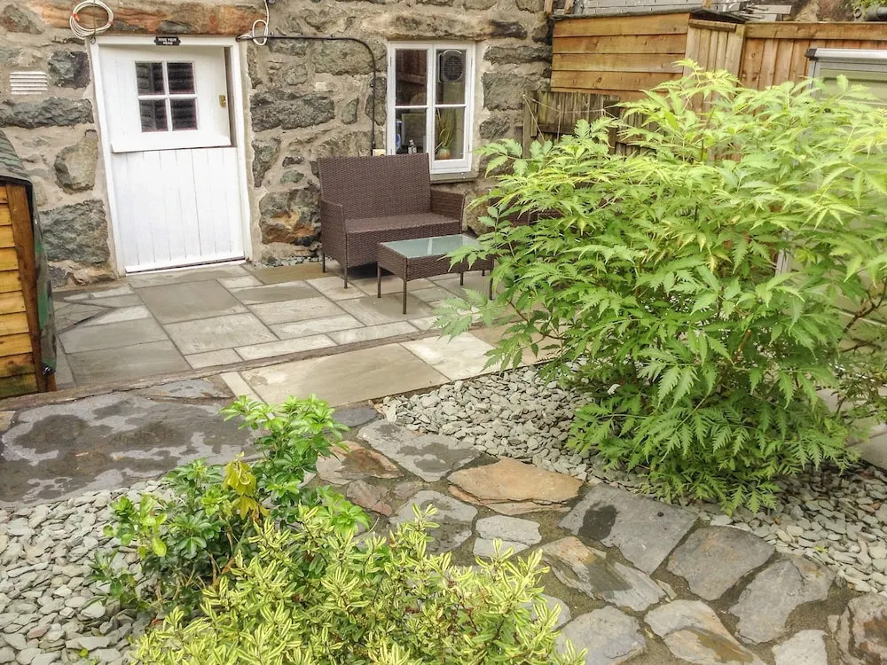 4 Cader Road
