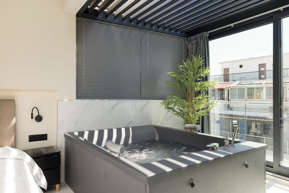 Ophelia Suites by halu!