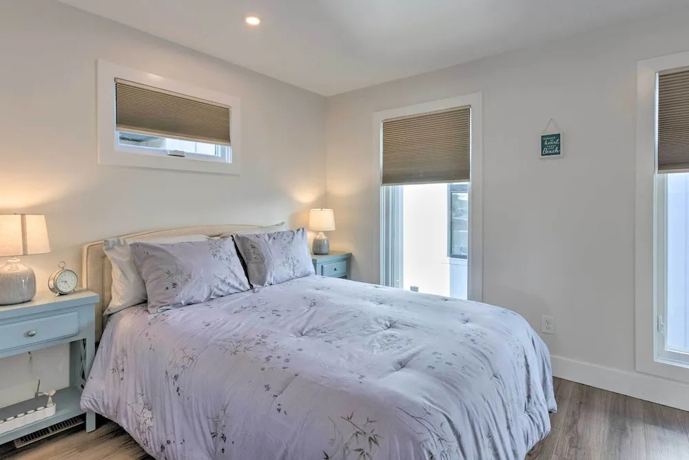 Traverse City Townhome: Walk to Beach!