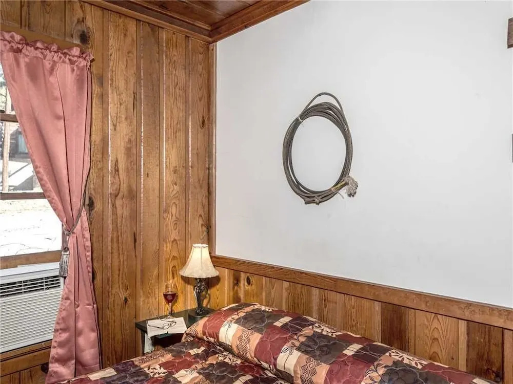 Apache Village Cabinette 15, Queen Bed, Midtown, Sleeps 2