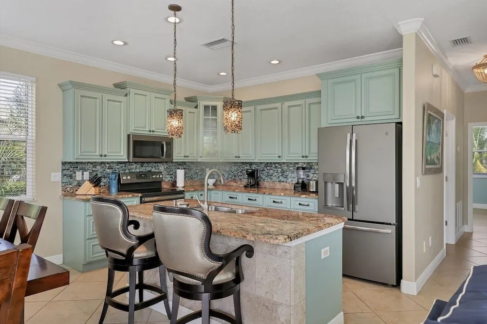 Aqua Vista 4 Bedroom Home by RedAwning