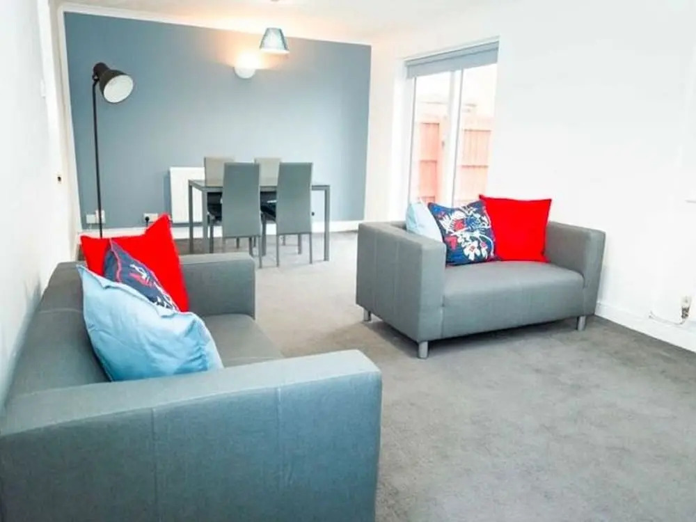 Homely Holiday Home in Gloucester Near Over Bridge