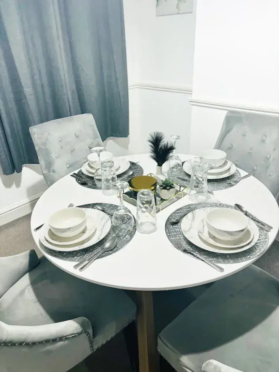 Convenient Home - Sleeps 6 - Parking - Garden