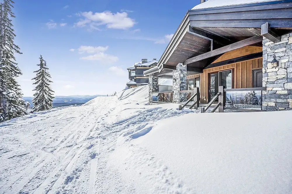 Inuksuk Lodge 4800 sq ft of Excellence