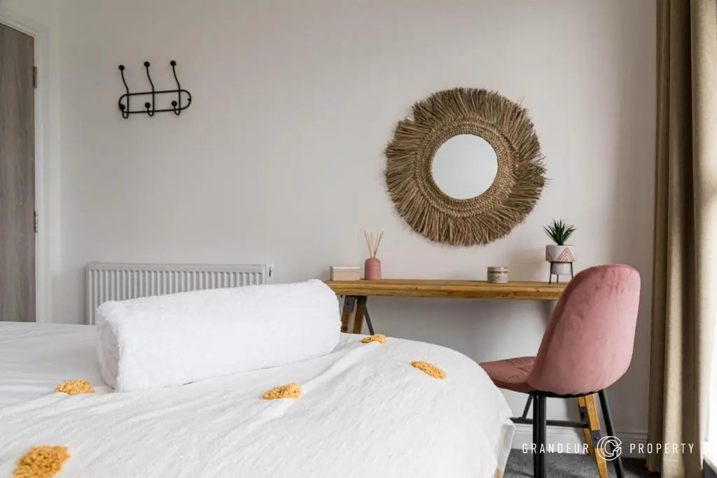 BOURNECOAST - STYLISH FLAT with SEA GLIMPSES - FM8406