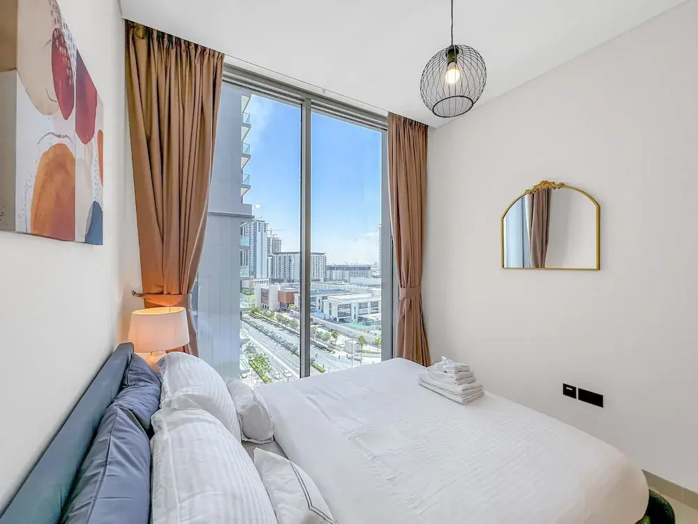 Luxury StayCation - Elegant Apartment With Balcony and Large Pool