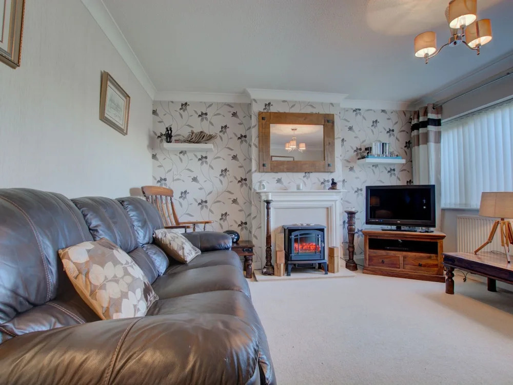 Detached Holiday Home With Beautiful Conservatory, Decorative Fireplace, and Charming Garden