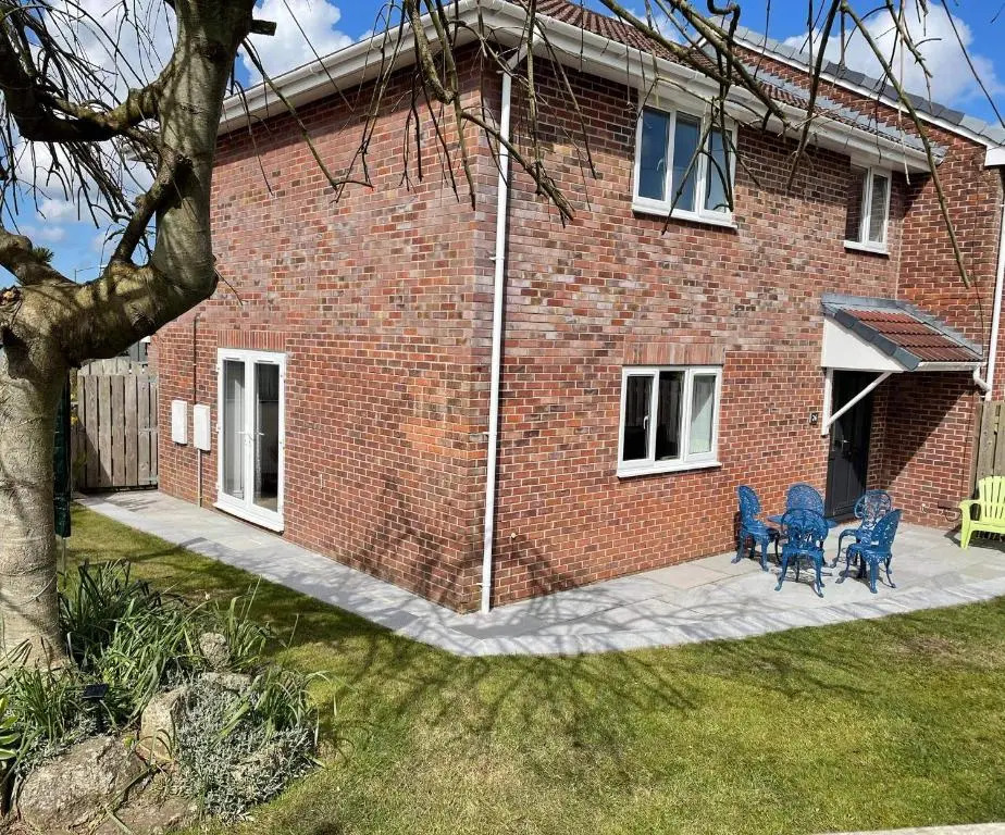 Sunny Corner, Padstow. Spacious 3 bedrooms, 2.5 bathrooms, parking, garden
