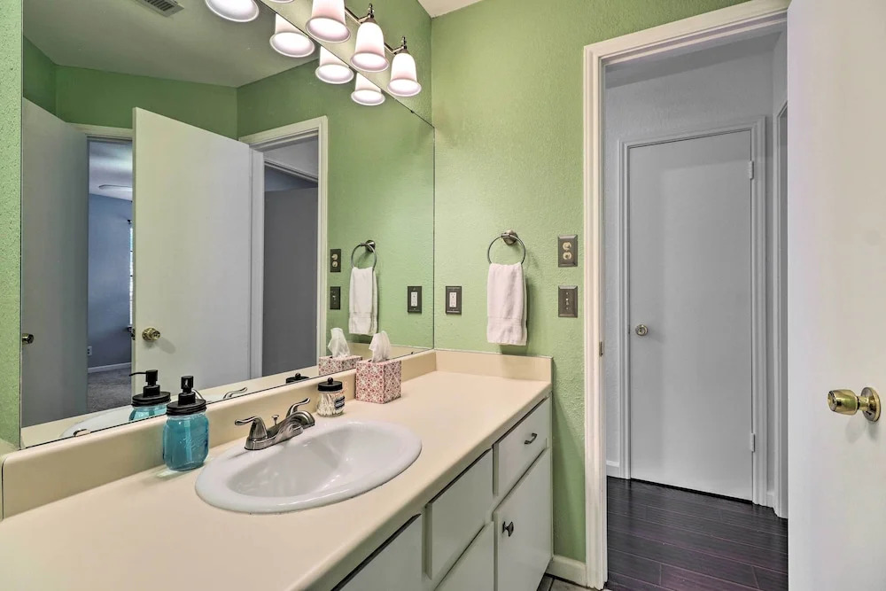 Cozy Austin Area Home w/ Yard, 20 Mi to Dtwn!