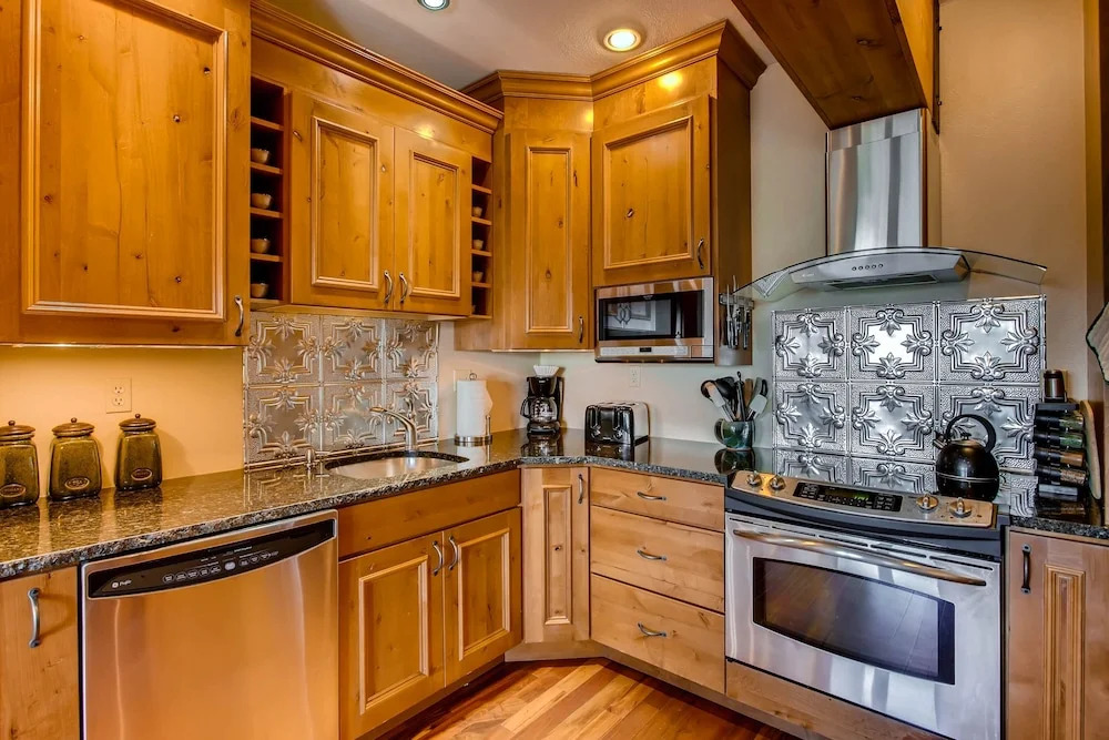 Unique & Modern 3 Br/2ba - Ski-in/ski-out 3 Bedroom Condo - No Cleaning Fee! by RedAwning